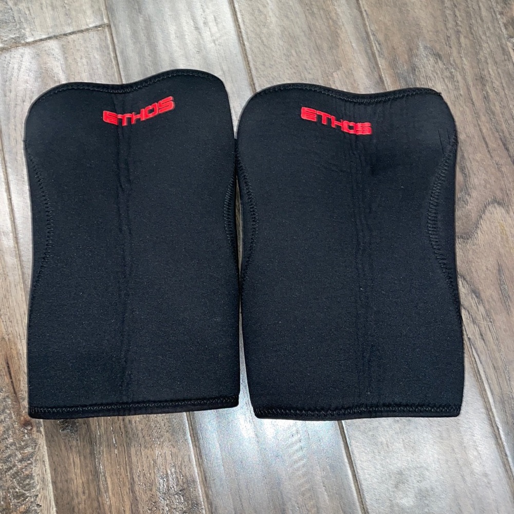 Ethos knee sleeves